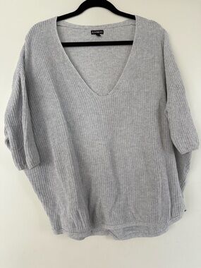 Express Women's Light Gray V-Neck Ribbed Sweater